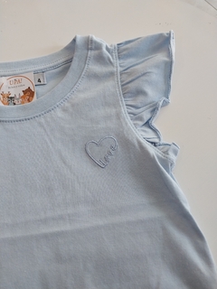 Remera con volados love celeste