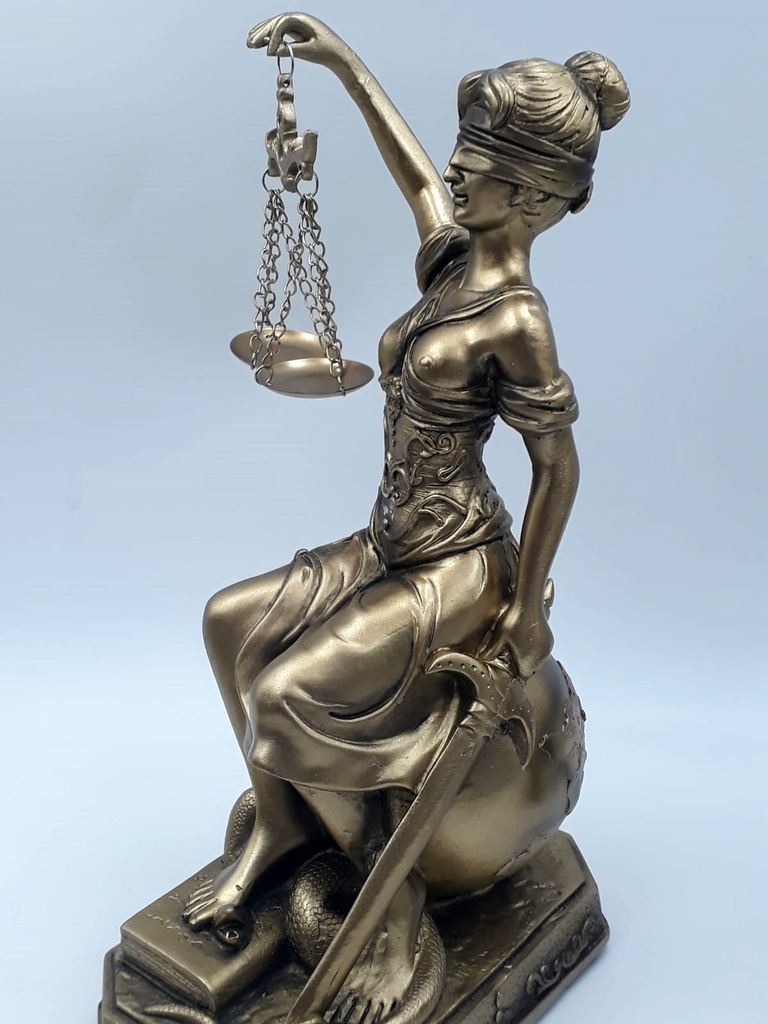 Dama da Justiça 18 OU 25CM deusa Thêmis Sentada no Globo pequena ou média  enfeite em resina cor bronze acabamento liso. Valor da unidade.