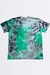 Camiseta plus size tie dye nas cores verde e cinza, com estampa na parte de trás.