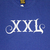 Camiseta azul royal com logo XXL em estilo cursivo em destaque.