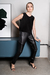 Calça Thay Skinny em couro legítimo com detalhes nos joelhos na internet