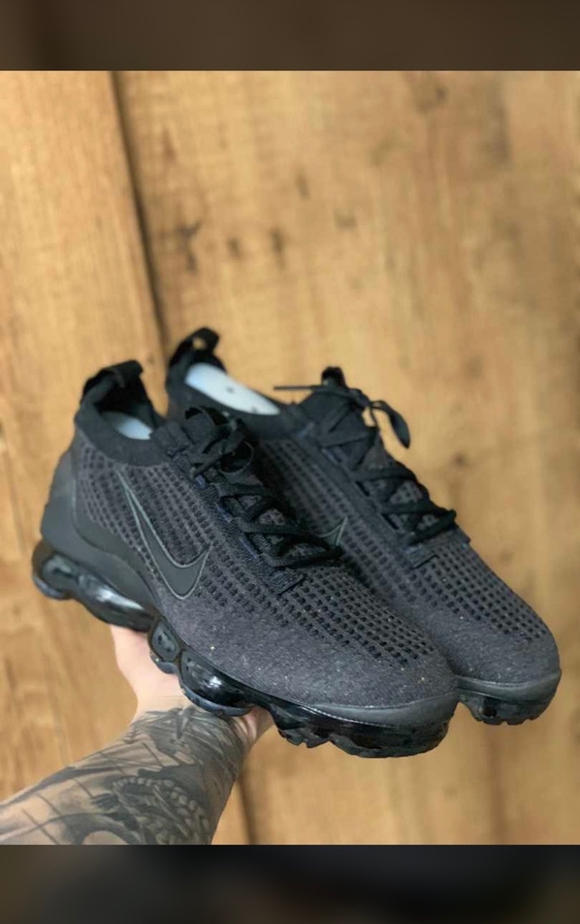 Vapormax triple black store laceless