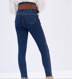 CALÇA JEANS SUPER HIGH COM CINTO - Via Rosê Boutique