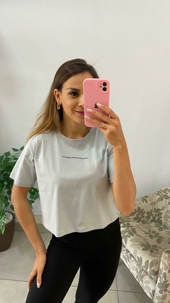 T-SHIRT CROPPED - MANGA CURTA