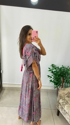 VESTIDO INDIANO - LONGO - MANGA CURTA BABADO - DECOTE V ROSA - loja online