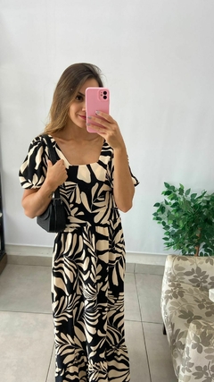 VESTIDO LONGO - MANGA - DUNA - FUNDO BEGE DETALHES EM PRETO na internet