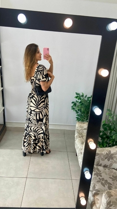 VESTIDO LONGO - MANGA - DUNA - FUNDO BEGE DETALHES EM PRETO - BEM ME QUERO