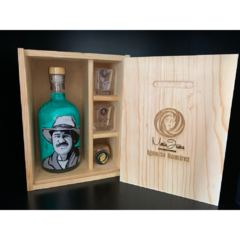 Botella personalizada con caja de madera, dos caballitos y sal de gusano