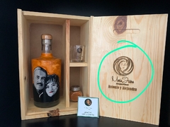 Botella personalizada con caja de madera, dos caballitos y sal de gusano en internet