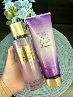 Kit Victoria’s Secret Shimmer Love Spell Body Splash + hidratante + necessaire na internet