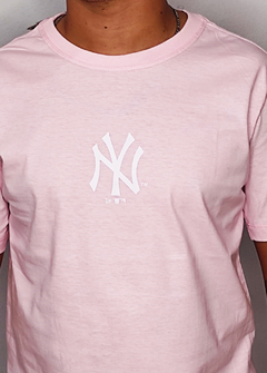 Camiseta New York MLB New Era logo frontal rosa CNRS1562 - comprar online