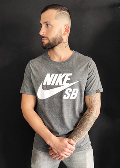 Camiseta Nike SB logo Cinza Chumbo CNCZ1270