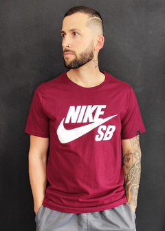 Camiseta Nike SB logo Bordo CNVM1269