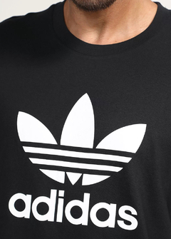 Camiseta Adidas Logo Name Big Preta CAPT894 na internet