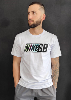 Camiseta Nike sb Branca CNBR1062