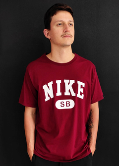 Camiseta Nike SB logo Big Bordo CNVM808