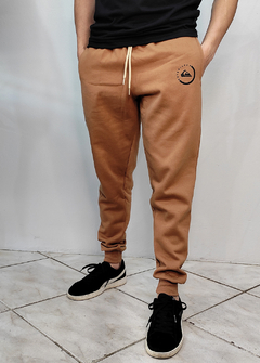 Calça de moletom Quiksilver logo caramelo CMQCT1667