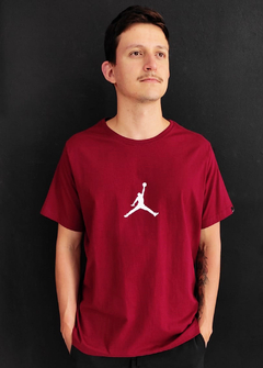 Camiseta Nike Air Jordan SS Bordô CNVM759