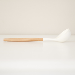 Cucharón de silicona con mango de madera - comprar online