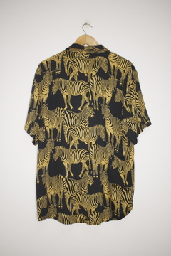 Camisa Douglas Zebra - Trama