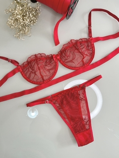 Conjunto vermelho em tule bordado na internet