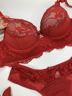 Conjunto vermelho super estruturado na internet