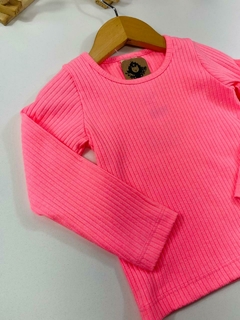 BLUSA CANELADA ROSA NEON na internet