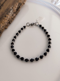 PULSERA CON CRISTAL NEGRO ROMBO Y BOLITAS