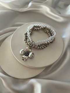 Imagen de PULSERA TRIPLE CON DIJE FLOR