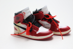 Mini Sneaker Colecionável - "Off White x Air Jordan 1 Chicago" - TRALHAS.org