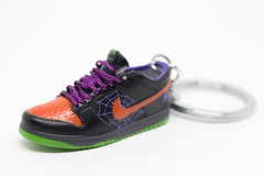 Chaveiro 3D - "SB Dunk Low - Night of Mischief Halloween"