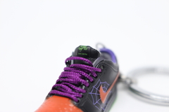 Chaveiro 3D - "SB Dunk Low - Night of Mischief Halloween" - comprar online