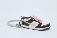 Chaveiro 3D - "SB Dunk Low - Stussy Cherry"