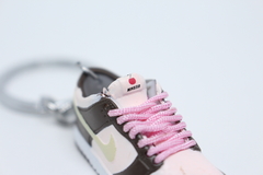 Chaveiro 3D - "SB Dunk Low - Stussy Cherry" - comprar online