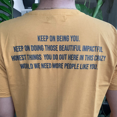 Camisa Keep Being You na internet