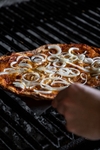 PIZZA A LA PIEDRA DE CEBOLLA Salsa de tomates, muzzarella y cebolla