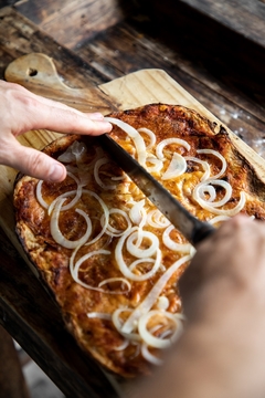 PIZZA A LA PIEDRA DE CEBOLLA Salsa de tomates, muzzarella y cebolla - comprar online