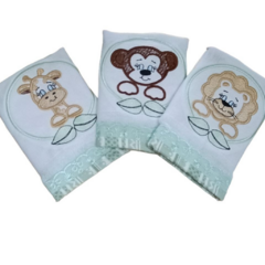 Kit com 7 peças Bordadas Luxo (4 Fraldas de Ombro e 3 Lenços de Boca) Coleção Safari - Biely Baby | Loja de Bebê Online | Enxoval de Bebe