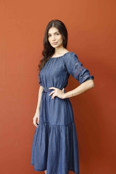 Vestido jeans midi com bordado