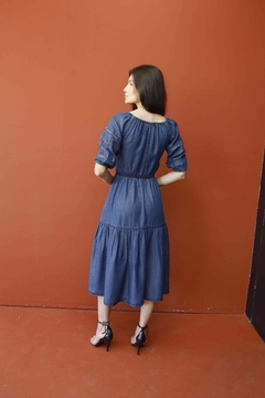 Vestido jeans midi com bordado na internet