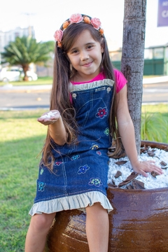 Jardineira jeans bordada infantil - loja online