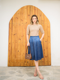 Saia jeans midi com bolsos