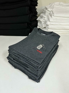 Remera Espalda Tres Personas Gris - comprar online