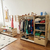 Placard Montessori de Irqichay con ropa infantil organizada al alcance y a la altura de un niño jugando. Muebles para in¡centivar la autonomía 