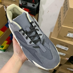 Yeezy Boost 700 “Magnet” na internet