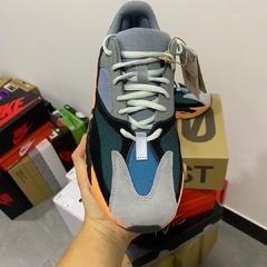 Yeezy Boost 700 Wash Orange na internet