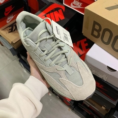 Yeezy Boost 700 “Salt” na internet