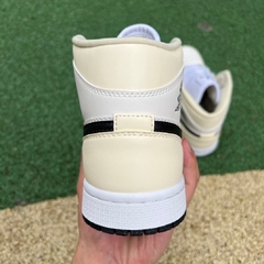 Imagem do Air Jordan 1 Mid SE Coconut Milk Particle Grey