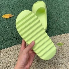 Imagem do Yeezy Slide “Glow Green”