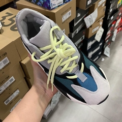 Yeezy Boost 700 “Wave Runner” na internet